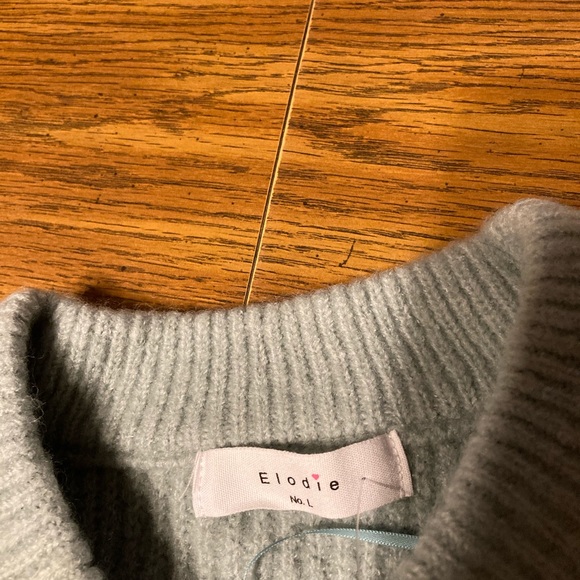 Elodie Women’s Sweater. - Picture 3 of 6